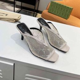 Повседневная обувь высшего качества 5 цветов дамы высокие каблуки Сандалии горячие продажи тапочки модельер -дизайнерские летние платья Flipflop Элегантные зрелые женщины UCCI
