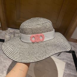 Fashion Straw Hats Designer Bucket Hat Summer Caps Womens Wide Brim Hat Casquette C Baseball Cap Sunhat Beanie Travel Clothing Accessories