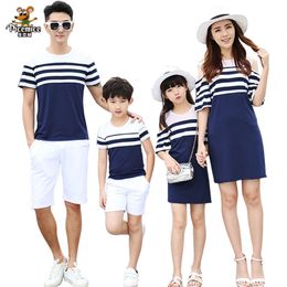 Passende Familien-Outfits, gestreifte Kleidung, schulterfrei, Mutter-Tochter-Kleid, Vater-Sohn-T-Shirt-Set, Eltern-Kind-Kleidung 230619