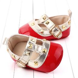 Sapatos de bebê infantil moda rebites meninas prewalker princesa sandália lindo infantil primeiros andadores crianças tênis casuais