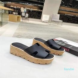 Designer 2023 verão marrom couro genuíno sola grossa Chinelos de praia moda simples Cores misturadas salto alto feminino dedo do pé aberto Slides