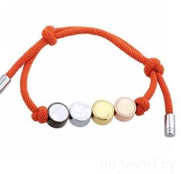 Pulseira de designer casual para mulher retro manter pulseiras de couro cor sólida 4 contas pulsora ajustável presente de aniversário pulseira de luxo com pingentes de metal casal