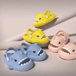 Çocuk köpekbalığı deliği ayakkabıları yaz ev bebek kaymaz kalın dip sandalet sevimli karikatür yumuşak dip çocuk terlikleri