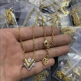 Luxury Brand Pendant Letter Flowers Pendant Necklace Designer Fashion Gold Plate Simple Necklaces Wedding Party Crysatl Woman Jewerlry Necklace VN-0981