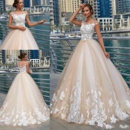 Abito da ballo nudo in tulle con sovrapposizione di fiori in 3D Abito da sposa in pizzo Collo trasparente Lunghezza pavimento Abiti da sposa Champagne Avorio Design vintage s