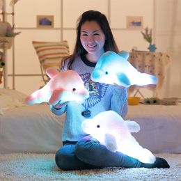 Doldurulmuş Peluş Hayvanlar 45cm Yaratıcı Luminous Peluş Dolphin Bebek Parlayan Yastık LED Hafif Hayvan Oyuncakları Renkli Çocuk Hediyesi WJ453 230621