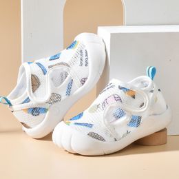 Första vandrare andningsbara luftnät baby barn skor tecknad baby pojke skor mjuka sloe skor för baby flicka 1-4t småbarn första vandrare 230620