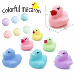 Sand Play Water Fun 100 50st Macaron Bath Toys Swimming Squeaky Rubber Ducks Bathing Tub Game Spela Baby 0 12 månader 230621