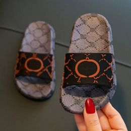 2023 Детские дизайнерские тапочки скользит на детских мальчиках, девочки, малышки малыши, перфорированные G Сандаловые туфли