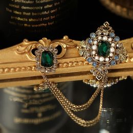 Pins Brooches Baroque British Style Brooch Emerald Tassel Chain Pearl Collar Shirt Pin Accessories for Women 230621