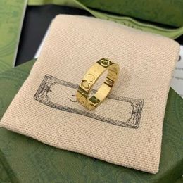 Herrenring Ringe Designer Mode Titanstahl Graviertes Buchstabenmuster Designerring Verlobungsring Größe 5-11 Ringe für Frauen im Großhandel