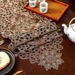 Table Runner European Style Brown Cloth Handmade Hollow Dining Hall Luxury Table Runner Piano Cover el Villa Gorgeous Weding Decoration 230621