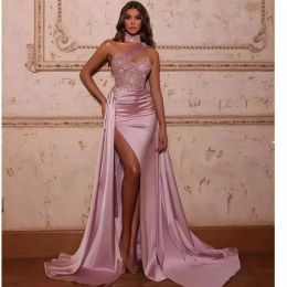 새로운 2024 스파클링 핑크 인어 댄스 파티 드레스 소매 소매 스팽글 새틴 사이드 슬릿 홀터 1 어깨 스윕 길이 멍청이 Devia Custom Made