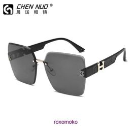 H home Top Original wholesale sunglasses for sale 2023 Spring Summer New Fashion Polarised Light Womens Sunglasses Large Frame Slim Screen Re With Gift Box