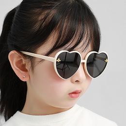 Occhiali da sole a forma di cuore alla moda per bambini Occhiali da sole retrò rosa carini con montatura per occhiali da sole per bambini