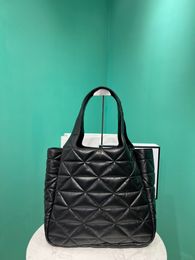 The long-awaited new shopping bag has three layers of super large capacity inside, and the texture of the bag is light and soft lambskin