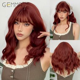 Synthetic Wigs GEMMA Red Brown Middle Length Wavy Wig Synthetic Curly Natural Hair Wigs with Bangs for Women Cosplay Daily Heat Resistant Fibre 230621