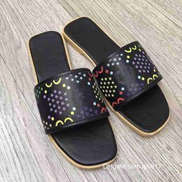 Slippers Womens sandals beach designer classic Flat home outdoor luxury summer fashion womens leather sequin flip-flops US size qiuti17
