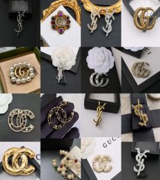 Mixed Random Send Letter Pins S Desinger Brooch Women Rhinestone Pearl Letter Brooches Suit Pin Fashion Jewellery Clothing Accessories