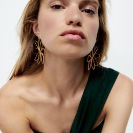 Leading Lady Fancy 2023 You are the Trend Dangle Drop Earrings Old Fashion Big Golden Flowers Plating Cold Wind Shining Flower Earing