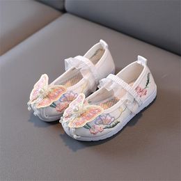 Embroidered shoes girls' ethnic performance shoes children's handmade cloth shoes and costume shoes