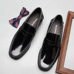 New Stylish Soft Patent Leather Loafers Comfy Slip On Men Dress Shoes Handmade Casual Shoes Mens Flats Boat Shoes