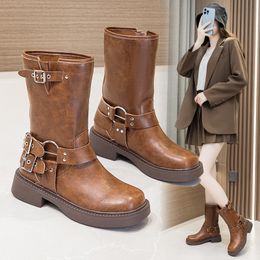 Популярные ретро -западные ковбойские женские ботинки 2023 летняя осень Новый Британский стиль универсальный металлический пряжка средняя трубка Мартин короткие ботинки