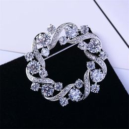Brooches Simple White Zircon Wreath Brooch Luxe Rhinestone Garland Pin Crystal Wedding Broaches For Bridal Bouquet Dress Jewelry