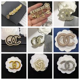 20 Style Designer Brand Double Letter Brooches Geometric Sweater Suit Collar Pin Brooche Fashion Mens Womens Crystal Rhinestone Pearl Brooch Wedding Jewellery