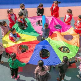 Sportspielzeug 3/4M-Durchmesser Kinder Fallschirm mit Löchern Kindergarten im Freien im Freien Hit Mole Jump-Sack Kinderspiele Regenbogen Regenschirm Aufblasen Hammer 230625