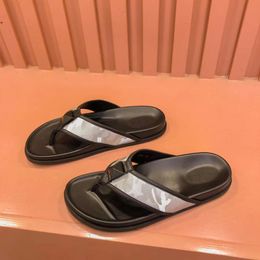 Fashion Summer Slippers Sandals Men loubiflip Flat Slides Italy Popular Leather Strap Rubber Platforms Designer Shower Room Sliders Novelty Flips Flops Box EU 38-44