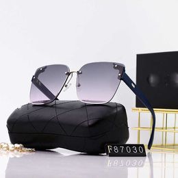 Designer von Sonnenbrillen. Neue, modische, rahmenlose, schmetterlingsförmige Damen-Sonnenbrille aus Metall mit Wellenschliff und polierter Ozeanlinse