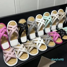 2023-Designer Slipper Sandal Women luxury pair bread slippers summer beach ladies leather sandals