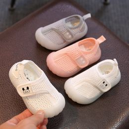 Pierwsze spacerowicze oddychające dla dzieci trampki dla chłopców i dziewcząt miękkie trampki Toddler wygodne buty siatki dla dzieci swobodny styl 230627