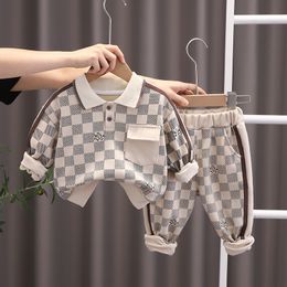Rompers Baby Boy Designer Clothes Spring Autumn Plaid Turndown Collar Tshirts Tops and Pants Boys Tracksuits Christmas Outfit for Kids 230628