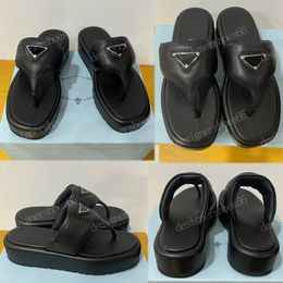 Sandálias de couro napa acolchoadas macias sandálias wedgen 1YZ04 Triângulo de metal esmaltado logo designer sandália feminina flip flops Beach Sandals sandálias plataforma chinelo 35-42