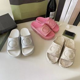 Women's interlocking slide sandal Metallic silver rubber platform sandals Beige and ebony Light pink women slipper chunky sole 01