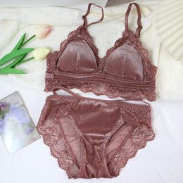 Bras Sets Autumn And Winter Underwear Women's Red Velvet Thin Section No Steel Ring Bra With Panty Set Girl Comfortable Lace Edge Lingerie