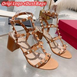 Diseñador Sandalias de mujer Sandalias de plataforma con tachuelas de cuero Tacones altos gruesos de verano Zapatos con remaches Zapatos de fiesta sexy para mujer de cuero genuino 6 cm con bolsas para el polvo