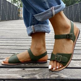 Сандалии, летние женские модные туфли из искусственной кожи на плоской подошве с пряжкой, уличные пляжные повседневные женские туфли с открытым носком в стиле ретро, Zapatos De Mujer, размеры 35-43