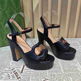 2023 Fashion ggs designer Ladies Sandals Leather Pointing to Toe Middle High Heels uus
