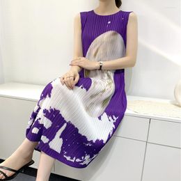 Casual Dresses 2023 Summer Miyake Pleats Elegant Purple Abstract Printed Simplify For Women Round Collar Sleeveless Slim Party Dress