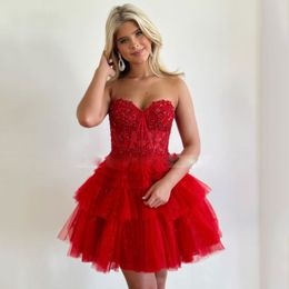 Charmiga röda mini hemkomstklänningar älskling pärla rufsar kort prom klänning exponerad utbenning tiere robes de tail 326 326