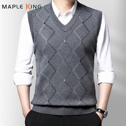 Men's Vests Vintage Argyle Plaid Vest Sweater Men Korean Fashion V-Neck Knitted Business Sleeveless Sweaters Mens Pullover Herren Chaleco