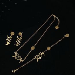 O-shaped Chain Diamond Rhinestone Letter Pendant Beauty Head Necklace Bracelets Earring Brass Material Vintage Sweater Chain Designer Jewellery Gifts XMS12804