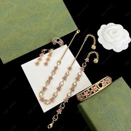 Designer di lusso Lettera floreale oro Set di gioielli Collane da donna Braccialetto di moda inciso Braccialetti Orecchini pendenti Anello per regalo di anniversario di matrimonio per le donne