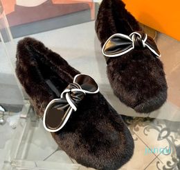 shoes Slipper with brand logo on upper to highlight the brands charm Winter warmth Indoor outdoor fashion Famous designer plush shoes mules shoe