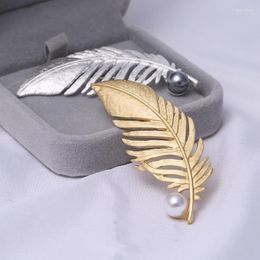Brooches Fashion Women Men Simple Pearl Metal Feather Matte Vintage Pin Clothing Coat Jewellery Accessories Party Daily Gift
