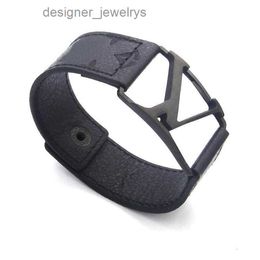 Designer armband smycken breda svarta läder armband män charm armband för kvinnor handband brunt blommönster 4 färger stämpel tryckt mode gåva