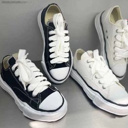 Maison mihara yasuhiro mmy scarpe dissolventi per uomini e donne scarpe tela in tela in bianco e nero con bordi sfilacciati e scarpe da tavolo casual giapponese a basso taglio